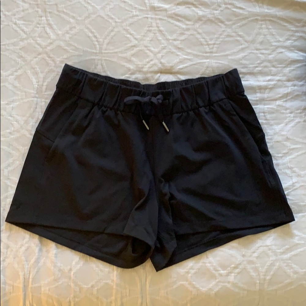 Lululemon On the Fly Short 2.5” black sz 8